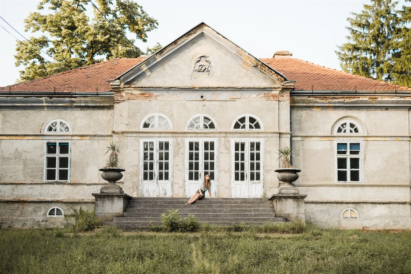 Petra Pupić in front of a house — the full KonMari process through every room of the home