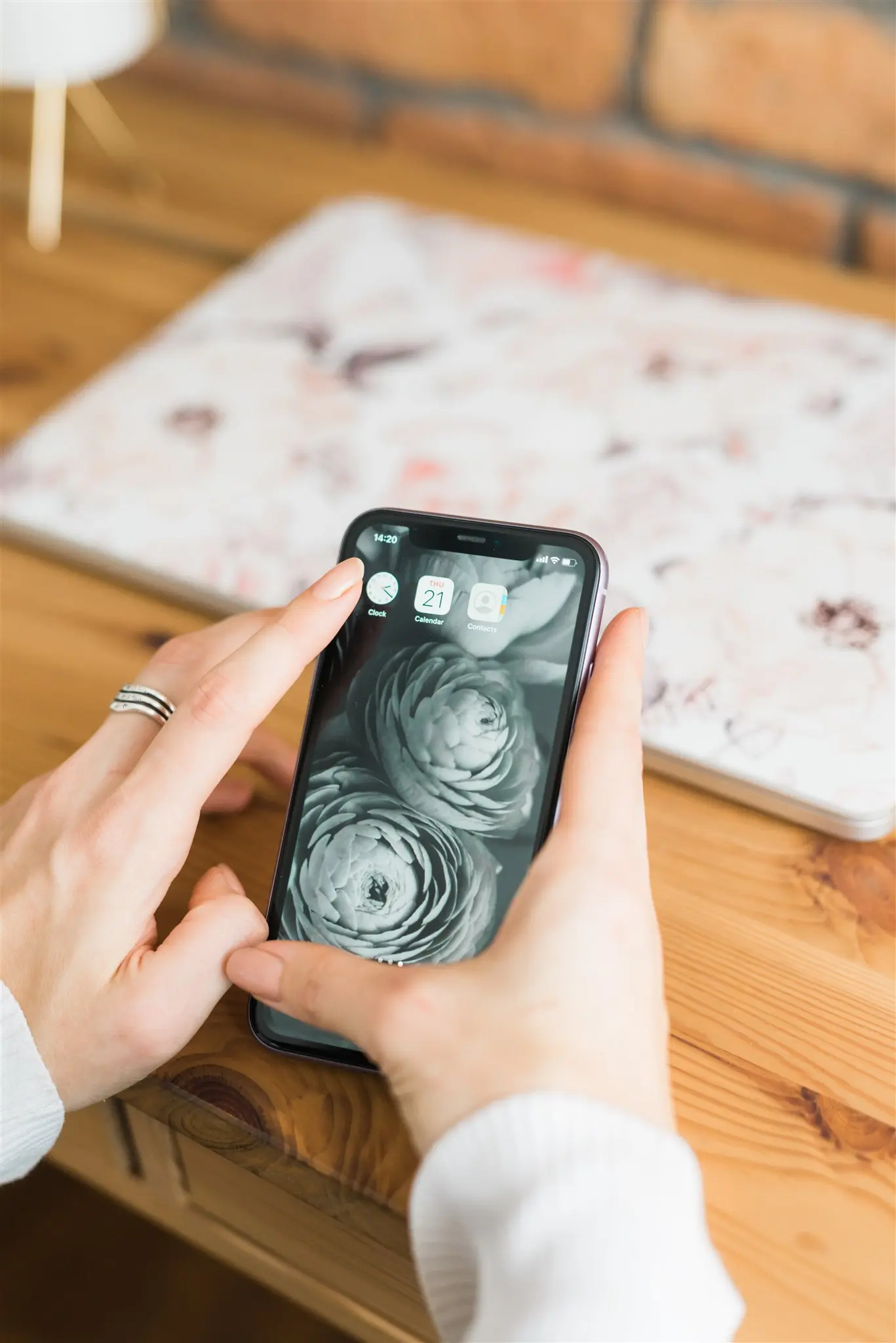 Hands sorting photos in a phone gallery — photo library organization and digital decluttering in Zagreb