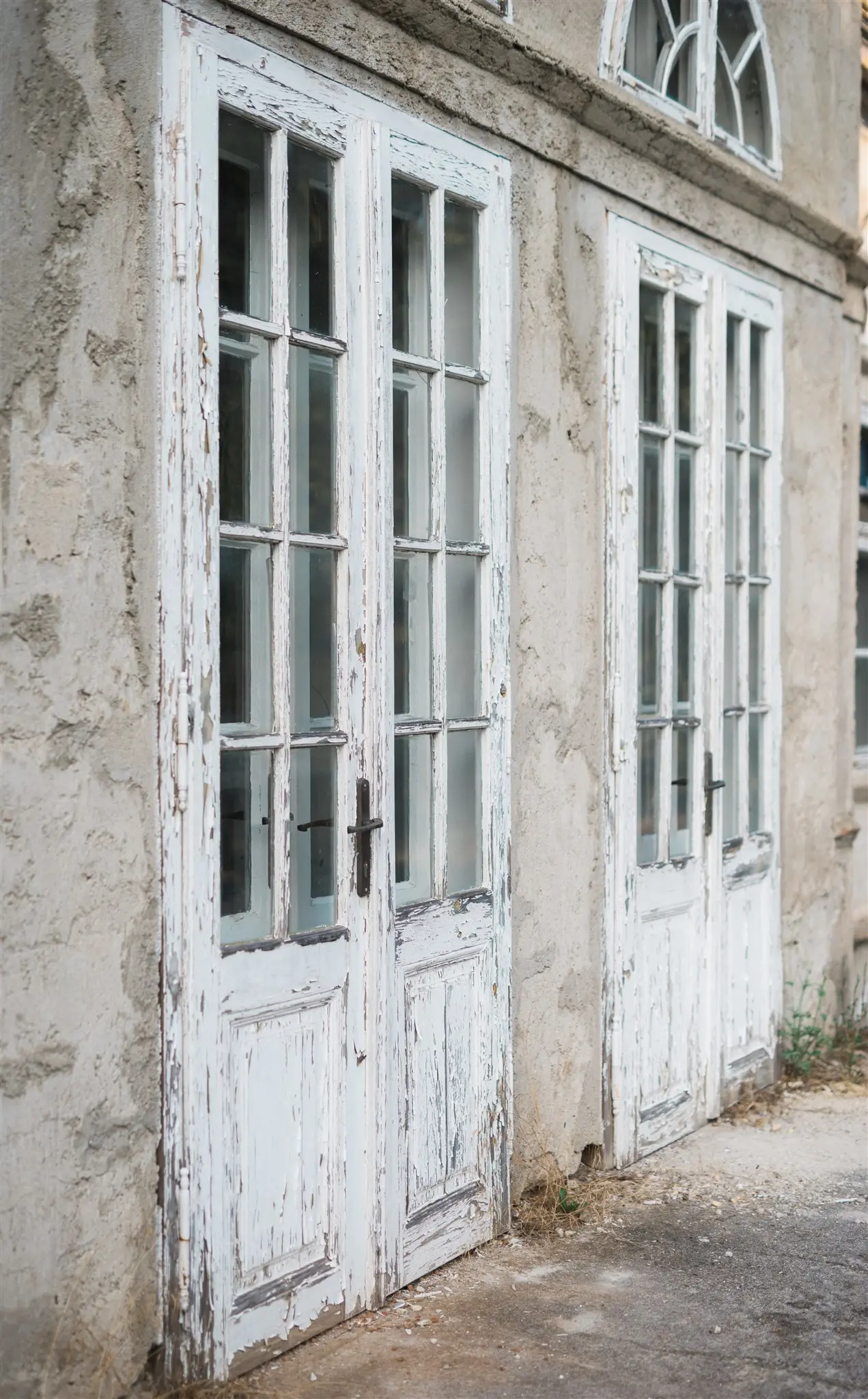 Old apartment doors before renovation — home organization and storage planning during renovation in Zagreb
